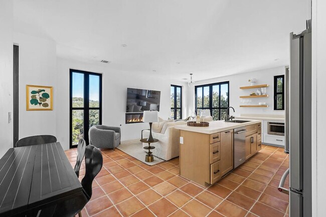 Building Photo - 2701 Bumble Bee Dr