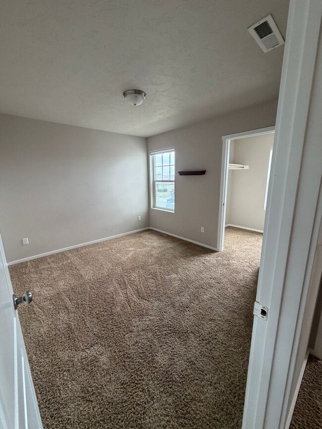 Building Photo - Check out our move in special on this charming Very Spacious 2-Story Home for Rent in Pasco, WA!