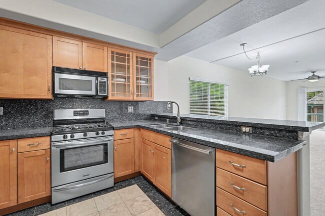 Building Photo - 808 Lenzen Ave