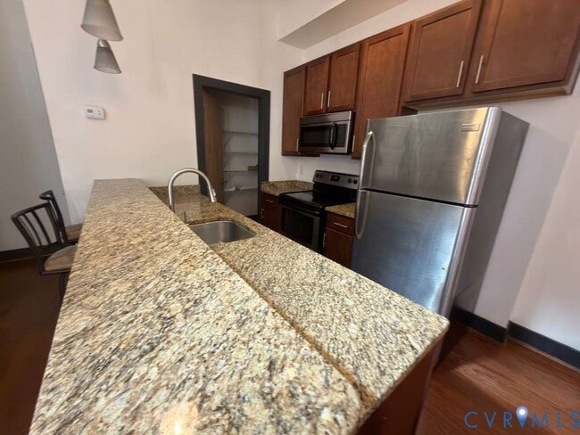 Building Photo - 306 E Broad St