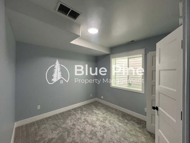 Building Photo - 1885 Mesa Cyn Dr