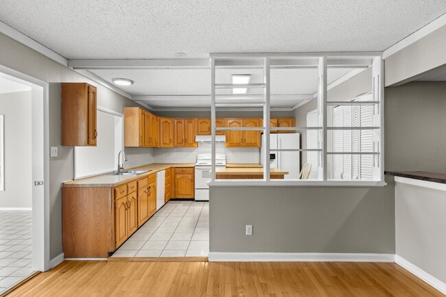 Building Photo - 14355 Rainy Lake Dr