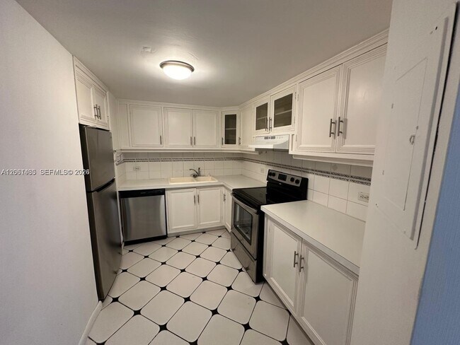Building Photo - 999 Brickell Bay Dr