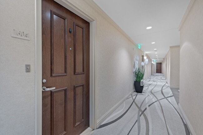 Building Photo - Elegant 1-Bed, 1-Bath Condo in Prime Virginia Beach Location!