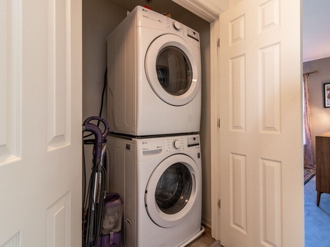 Building Photo - YEAR ROUND RENTAL- FURNISHED - 3 BEDROOM CONDO - WOODS COVE