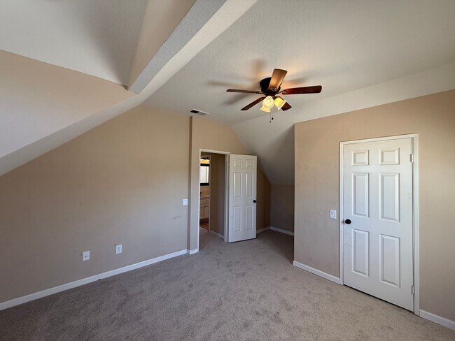 Building Photo - Charming 3BD/3BA Home in Ramona with Large Backyard, 2-Car Garage & In-Unit Laundry