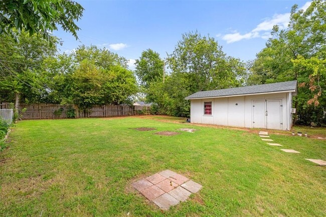 Building Photo - 2737 Clermont Pl