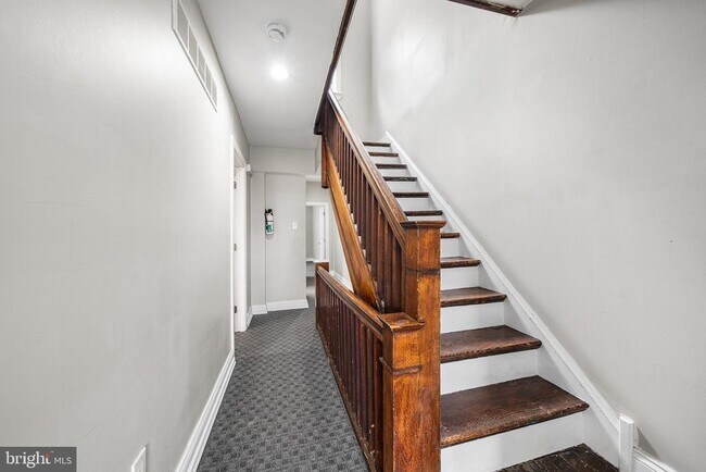 Building Photo - 619 S 42nd St