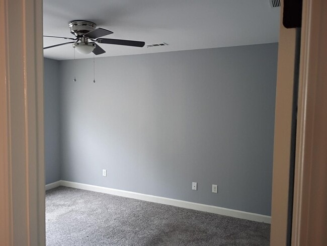 Building Photo - Beautiful Three Bedroom, Two Bathroom Sing...