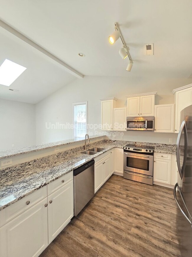 Building Photo - 339 Monlandil Dr