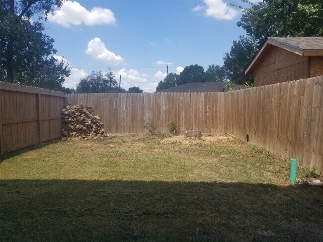 Building Photo - 974 Ellington St