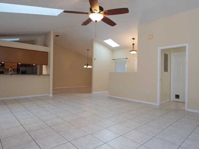 Building Photo - Enjoy Florida living in this spacious 3BR/...