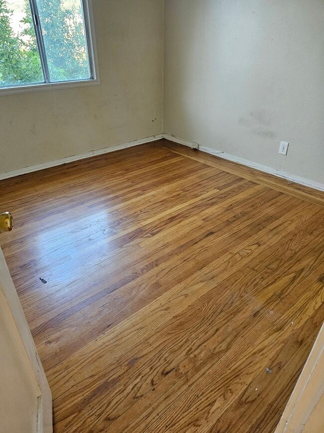 Building Photo - Large 5 bedroom 2 bath Split Level House w...