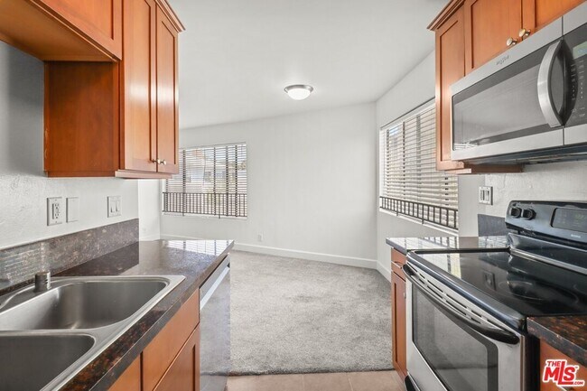 Building Photo - 10982 Roebling Ave