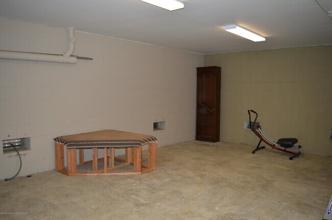 Building Photo - 606 Park Ave