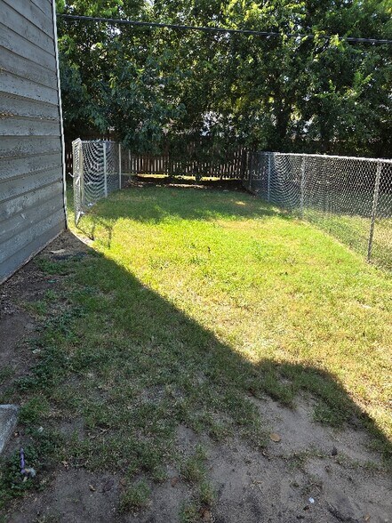 Building Photo - 406 Manuel Dr
