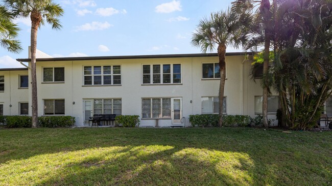 Building Photo - 5 miles from 5th Avenue and Downtown Naples!