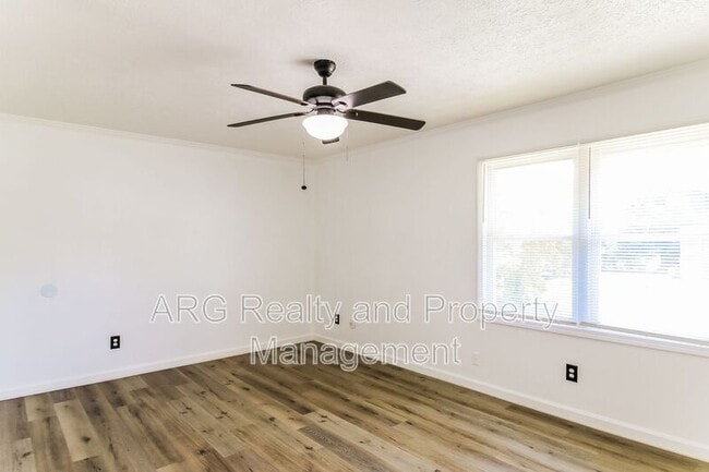 Building Photo - 2140 Fairway Ct SE