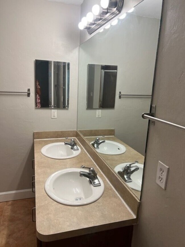 Building Photo - Great Location for this 2 bedroom 2 1/2 bath in Woods Edge South