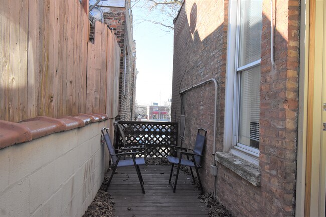 Shared Upper balcony - 2279 N Clybourn Ave