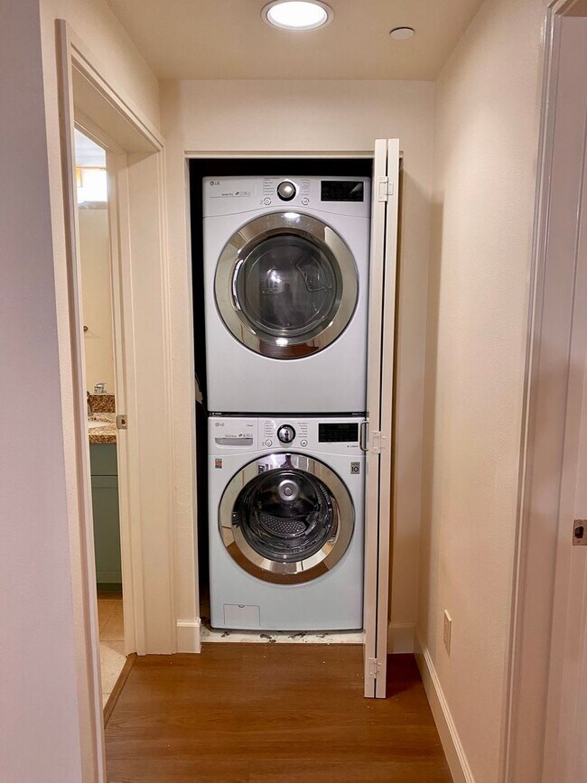 Building Photo - Keola Lai - Spacious 2/2/2 in Kakaako
