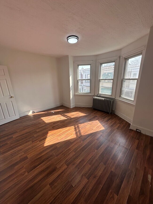 Building Photo - 2 Bedroom, 1 Bath Rowhome available today!