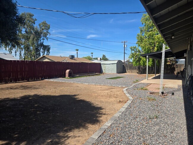 Building Photo - Cozy 3 bed, 2 bath home in Phoenix, No HOA!