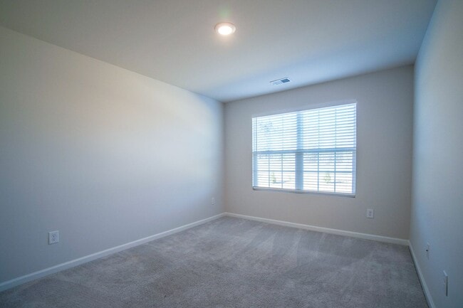 Building Photo - Almost New End Unit Townhome in desirable Chateau community