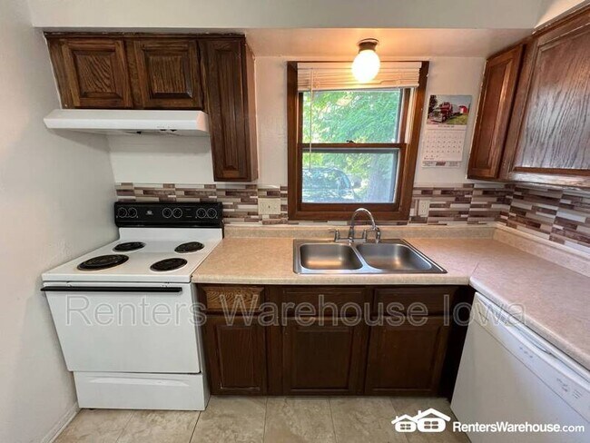 Building Photo - 910 E Railroad Ave