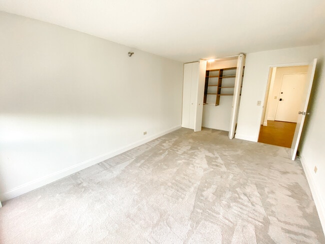 Building Photo - 1250 N La Salle Dr