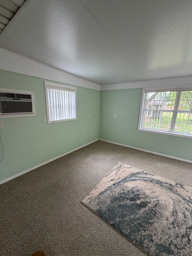 Building Photo - 3 Bedroom | 1 Bathroom | 2 Car Garage | Springfield MO!