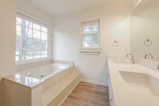 Building Photo - 9908 Point View Dr