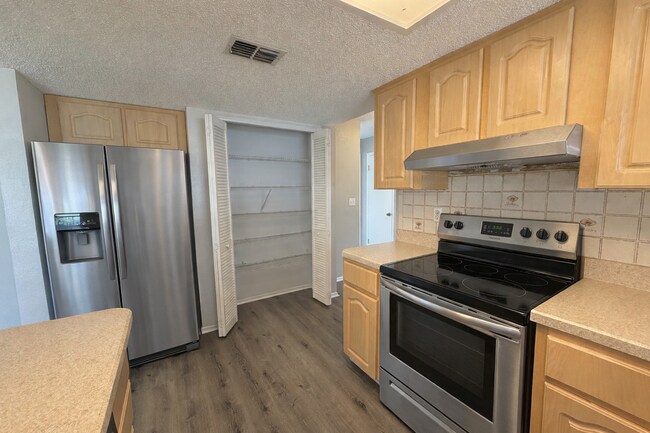 Building Photo - "Charming 3-Bed, 2-Bath Retreat in Spring Hill with 1,327 Sq Ft of Comfort!"