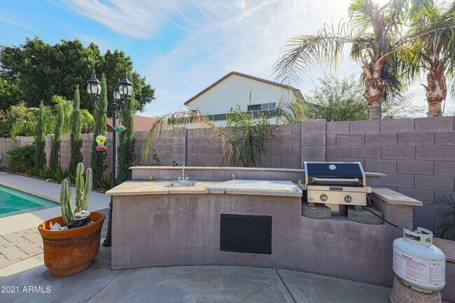 Building Photo - Gorgeous fully upgraded single level 4 bed home with private pool in North Peoria