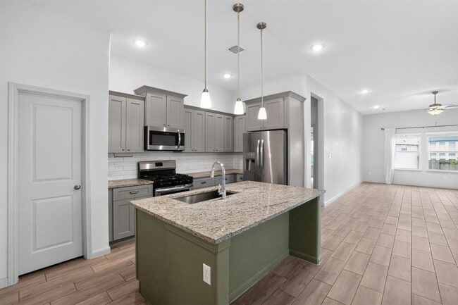 Building Photo - 105 Greenway Dr