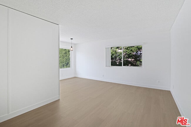 Building Photo - 976 Larrabee St