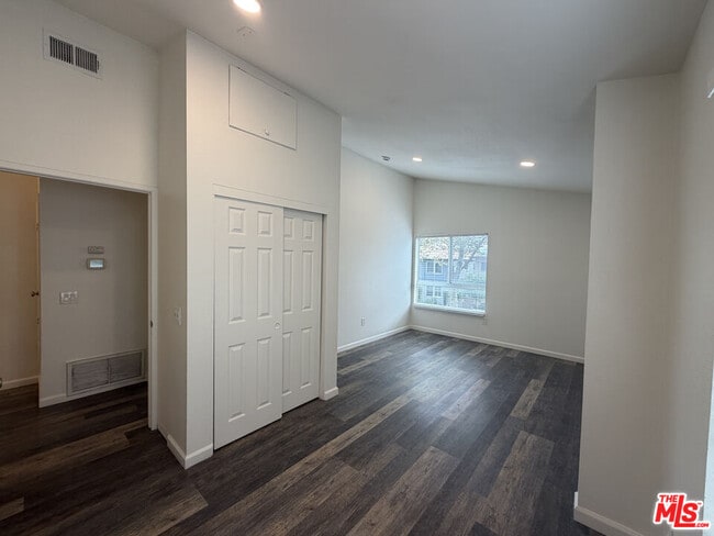 Building Photo - 1127 Glenville Dr