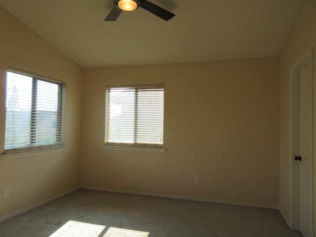 Building Photo - 14310 Island Point Dr
