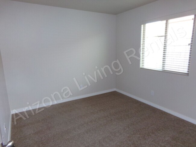 Building Photo - SUPER CLEAN 4 BEDROOM HOME