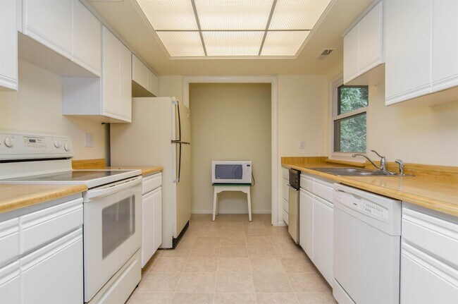 Building Photo - 617 Taylor Ln