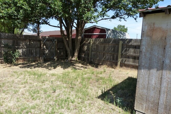 Building Photo - 3 bedroom 1 bath home.