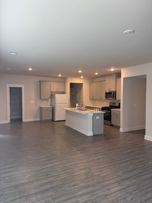 Building Photo - Great Price and location!