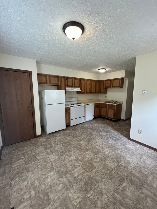 Building Photo - Creve Coeur Lane