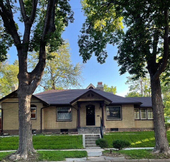 Building Photo - 2801 Clermont St