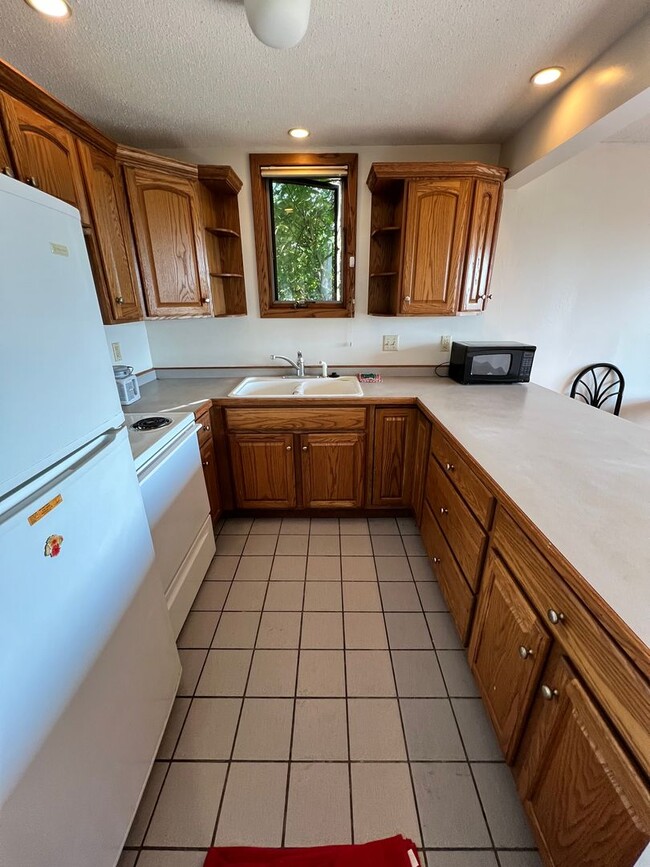 Building Photo - 123 E Ninth St