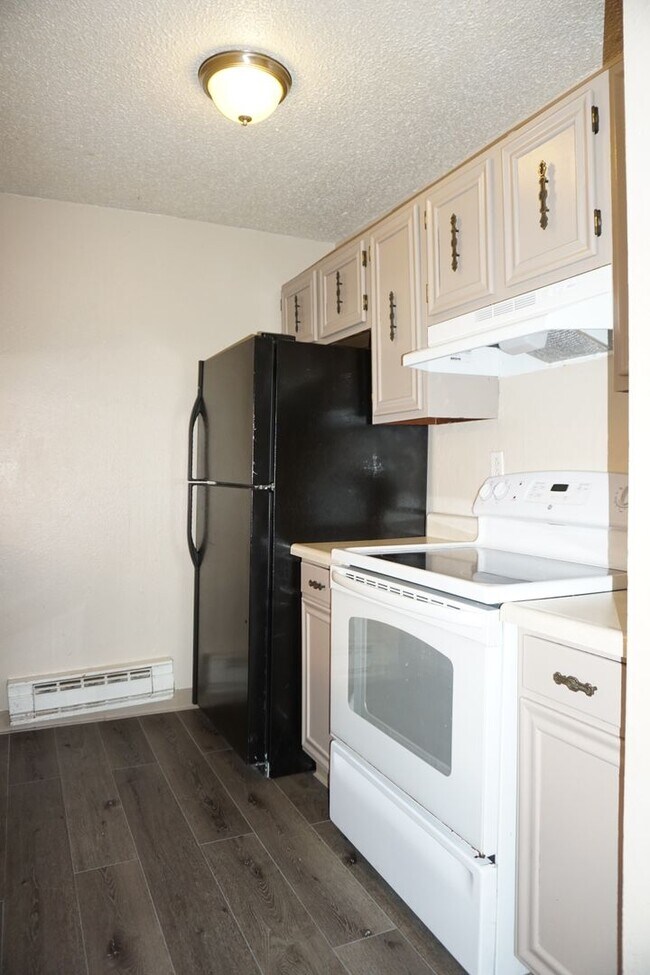 Building Photo - Spacious 2 Bedroom Condo