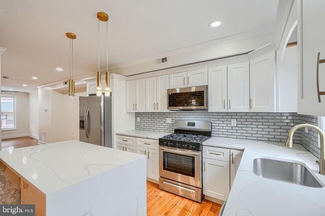 Building Photo - 404 N Robinson St