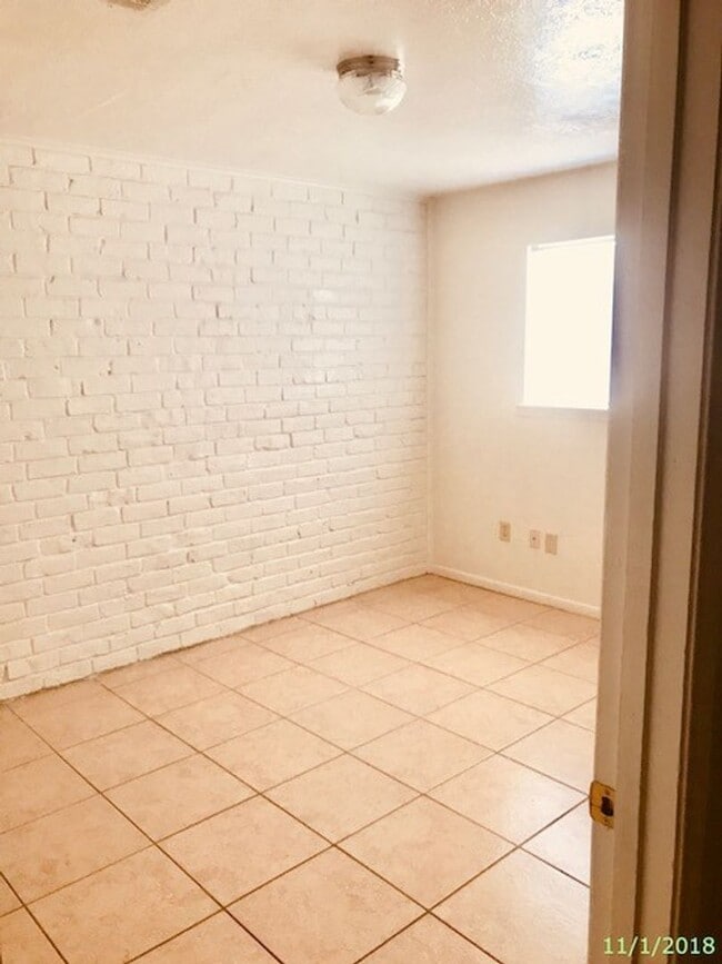 Building Photo - 2 BEDROOM 2 BATH PATIO HOME WITH 1010 SF