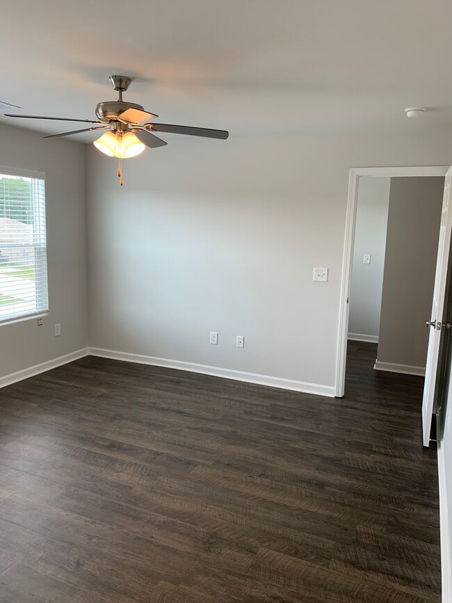 Building Photo - *Pre-leasing* Three Bedroom | Two and a Ha...