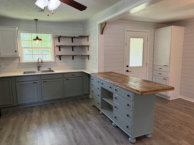 Building Photo - 165 Dogwood Ln